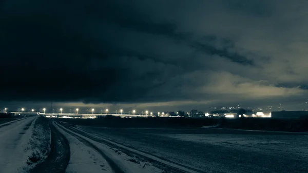 Een Winter Landschap Van Weg Met Straatverlichting Achtergrond Tijdens Nacht — Stockfoto