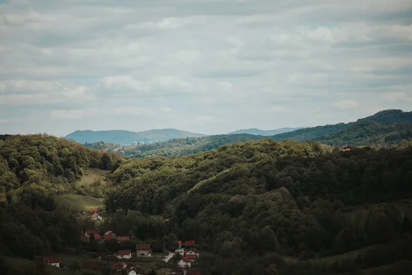 Piękny Widok Zielone Wzgórza Lasami Pod Jasnym Niebem — Zdjęcie stockowe