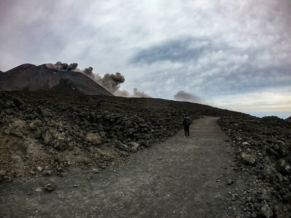 Widok Tyłu Wędrowca Wąskiej Ścieżce Patrzącego Dymiącą Górę Etna Sycylii — Zdjęcie stockowe