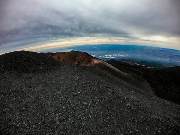 Vista Panorâmica Uma Cratera Vulcânica Monte Etna Sob Céu Nublado — Fotografia de Stock