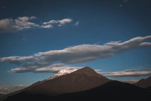 Paisaje Montañoso Bajo Cielo Nublado — Foto de Stock