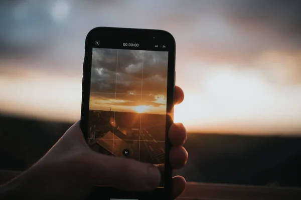 Detailní Záběr Ruky Držící Telefon Jak Fotí Krásný Západ Slunce — Stock fotografie