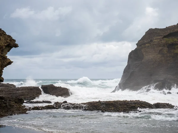 Красивый Вид Волнистый Океан Ударившийся Скалы Побережье — стоковое фото