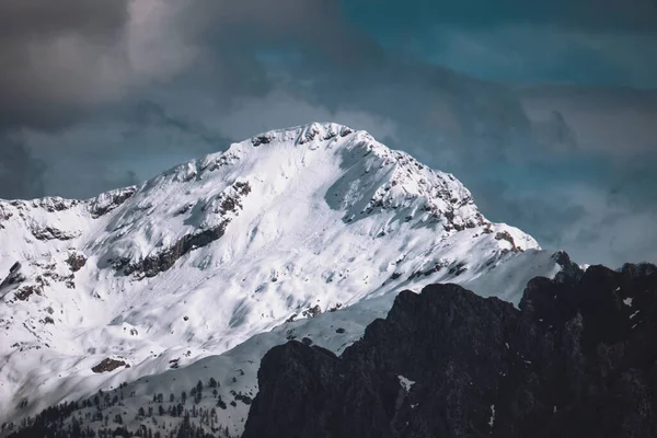 Una Vista Maestosa Delle Montagne Innevate Sotto Cielo Nuvoloso — Foto Stock