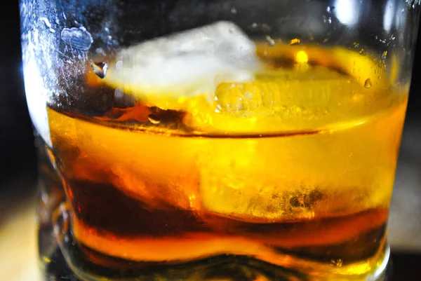 Egy Közeli Kép Egy Whiskyről Jégkölyökkel — Stock Fotó