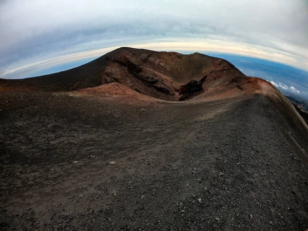 Pohled Ptačí Perspektivy Kráter Sopky Etny Pod Zamračenou Oblohou Sicílii — Stock fotografie