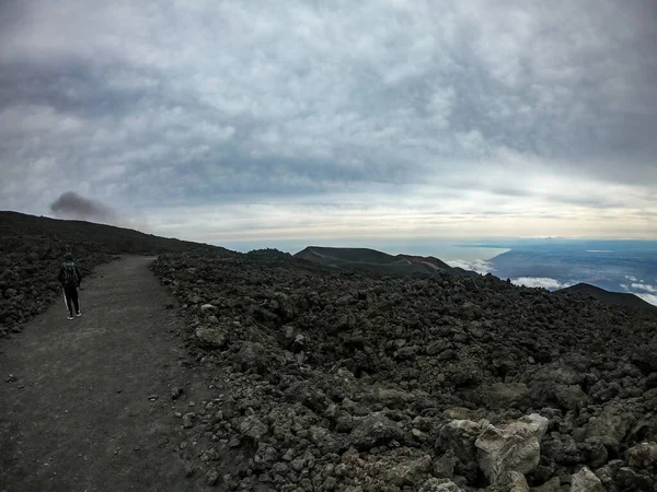 Widok Tyłu Męskiego Turysty Idącego Wąską Ścieżką Szczycie Suchej Góry — Zdjęcie stockowe