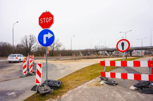 Poznan ポーランド 2016年4月7日 Stare Zegrze地区の建設中の道路による標識の停止 — ストック写真