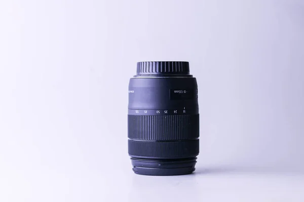 Close Uma Lente Objetiva Para Uma Câmera Fundo Branco — Fotografia de Stock