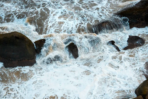 Een Prachtig Uitzicht Golven Die Rotsen Neerstorten — Stockfoto