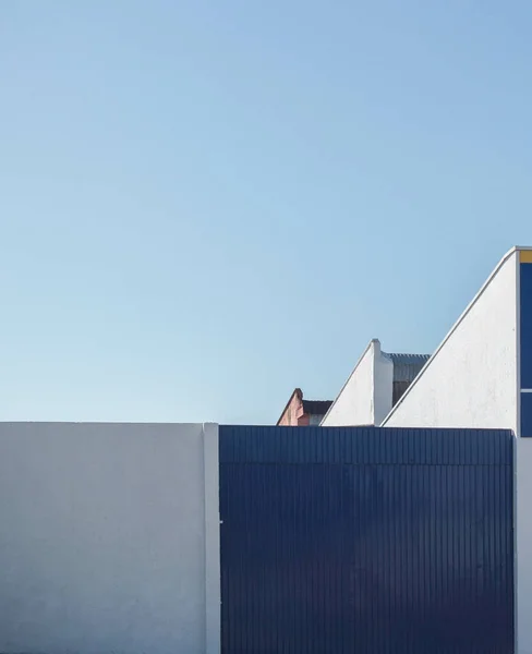 Muro Edificio Con Cancello Blu Sfondo Cielo Blu — Foto Stock