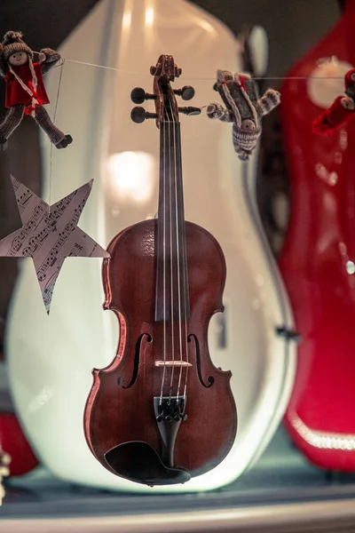 背景がぼやけている木製のバイオリンの垂直ショット — ストック写真