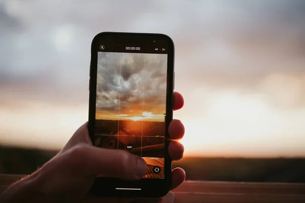 Detailní Záběr Ruky Držící Telefon Jak Fotí Krásný Západ Slunce — Stock fotografie