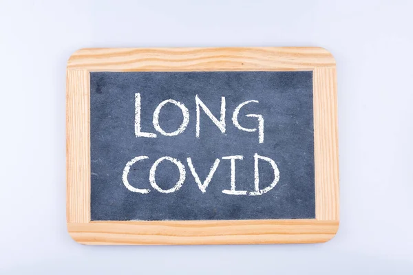 Una Lavagna Con Cartello Long Covid Sfondo Bianco — Foto Stock