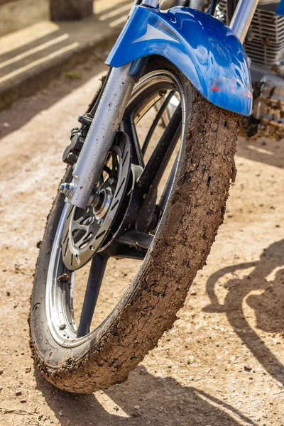 Güneşli Bir Günde Yarıştan Sonra Çamurlu Bir Motosiklet Tekerleğinin Yakın — Stok fotoğraf