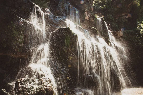 Tiro Uma Cachoeira Dia Ensolarado — Fotografia de Stock
