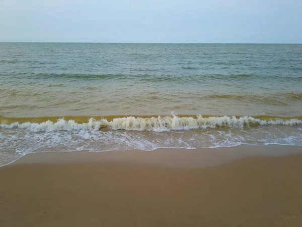 Uma Paisagem Uma Praia Cercada Pelo Mar Dia Sombrio Ótimo — Fotografia de Stock