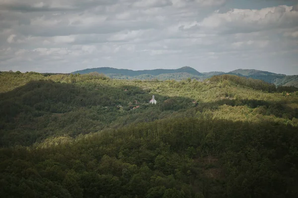 Een Prachtig Shot Van Groene Heuvels Weiden Onder Een Heldere — Stockfoto