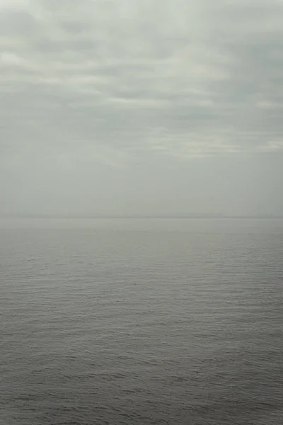 Una Vista Panoramica Mare Uno Sfondo Cielo Nuvoloso — Foto Stock