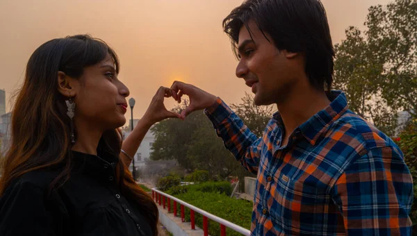 Красива Індійська Пара Робить Серце Руками Дивиться Одне Одного — стокове фото