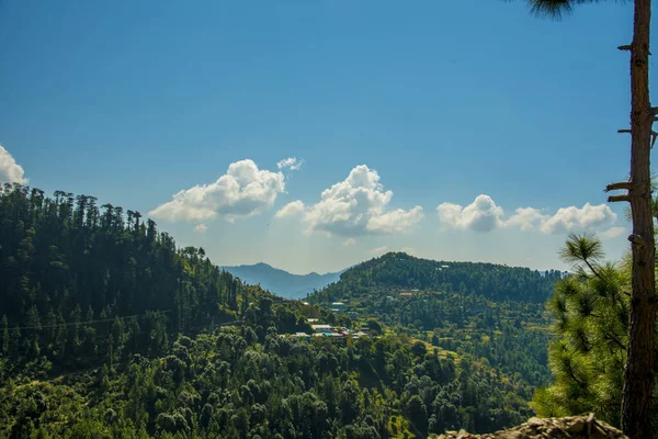 Eine Landschaft Der Grünen Berge Einem Sonnigen Tag — Stockfoto
