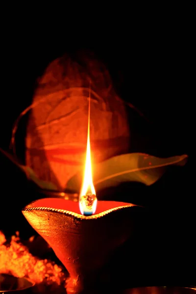 Ein Faszinierender Blick Auf Die Brennende Kerze Der Nacht — Stockfoto