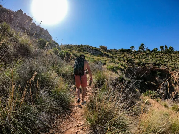 Een Achteraanzicht Van Een Mannelijke Wandelaar Klimmende Berg Met Heldere — Stockfoto
