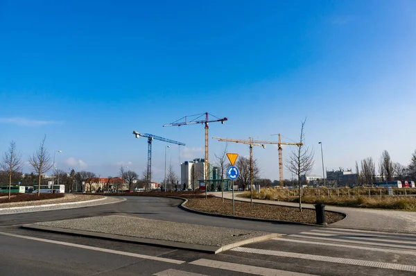 Poznan Poland Feb 2018 Дорога Зеброю Задньому Плані Будівельні Крани — стокове фото