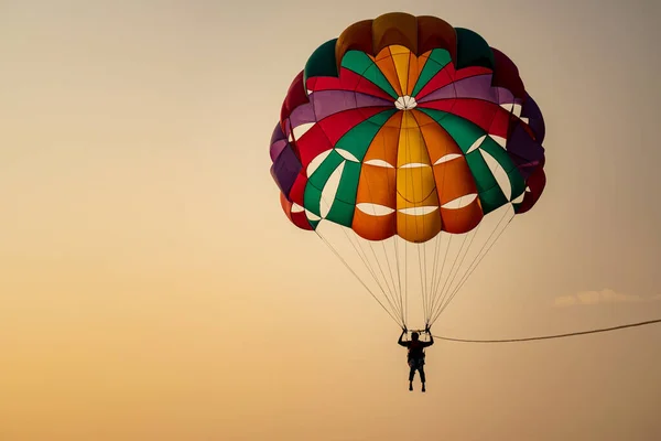 Homem Voando Balão Colorido Pôr Sol — Fotografia de Stock