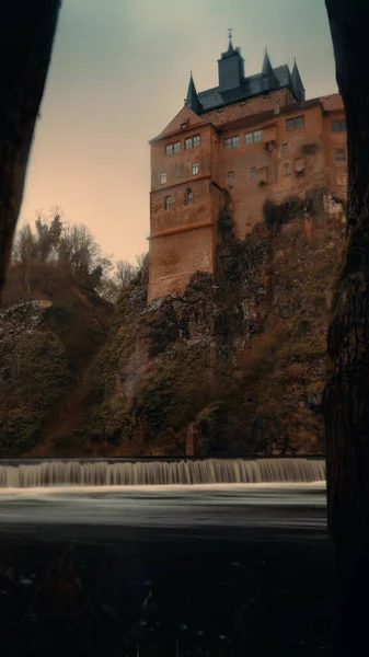 德国克里斯泰因城堡在蓝天映衬下的低角镜头 — 图库照片