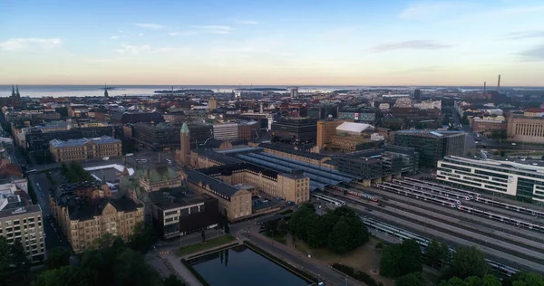 フィンランドのヘルシンキ 2018年6月15日 フィンランドのウシマーのヘルシンキ駅 晴れた夏の朝の太陽の空の景色 — ストック写真