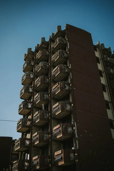 Tiro Vertical Edifício Residencial Alto Com Varandas Arredondadas — Fotografia de Stock