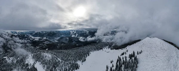 Tiro Panorâmico Uma Deslumbrante Montanha Coberta Neve Com Topo Nublado — Fotografia de Stock