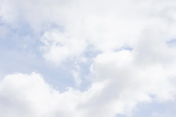 Ένα Κοντινό Πλάνο Από Χνουδωτά Σύννεφα Στον Ουρανό Της Ημέρας — Φωτογραφία Αρχείου