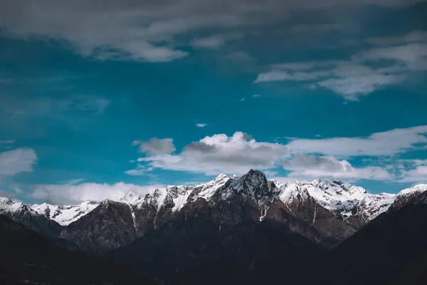 Majestatyczny Widok Zaśnieżonych Gór Pod Zachmurzonym Niebem — Zdjęcie stockowe