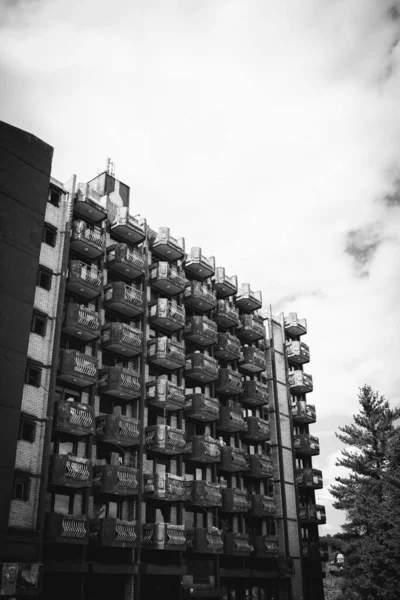 Svislý Snímek Vysoké Obytné Budovy Zaoblenými Balkony Stupních Šedi — Stock fotografie