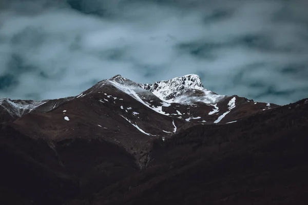 Majestatyczny Widok Pokryte Śniegiem Skaliste Góry Pod Zachmurzonym Niebem — Zdjęcie stockowe