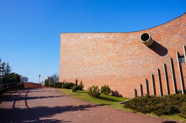 Poznan Polónia Abril 2016 Muro Construção Feito Tijolos Lado Trilha — Fotografia de Stock