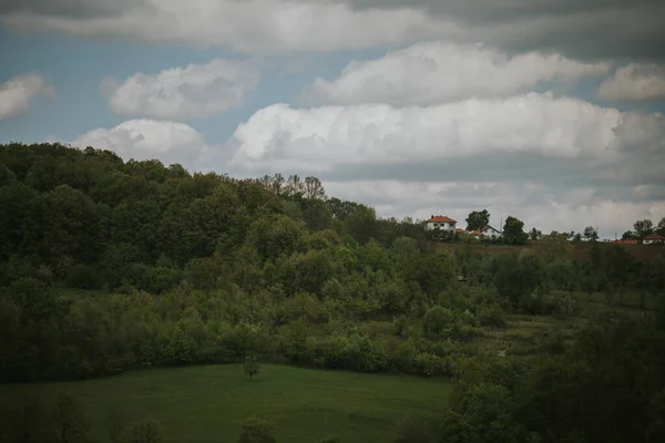Eine Schöne Aufnahme Von Grünen Hügeln Und Wiesen Unter Hellem — Stockfoto