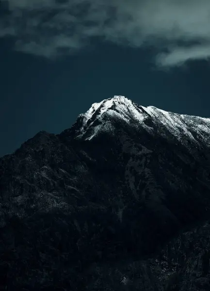 Colpo Verticale Una Montagna Rocciosa Coperta Neve Sotto Cielo Nuvoloso — Foto Stock