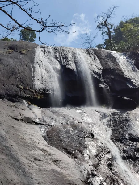 Eine Natürliche Ansicht Des Wassers Das Von Einem Felsigen Wasserfall — Stockfoto