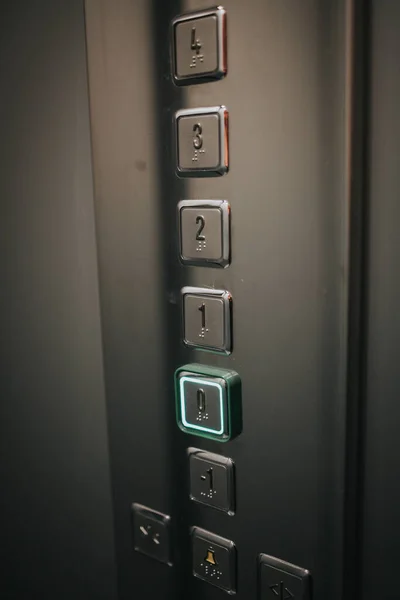 银制金属电梯按钮的垂直特写镜头 — 图库照片