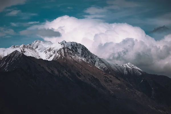 Ein Majestätischer Blick Auf Schneebedeckte Felsige Berge Unter Einem Bewölkten — Stockfoto