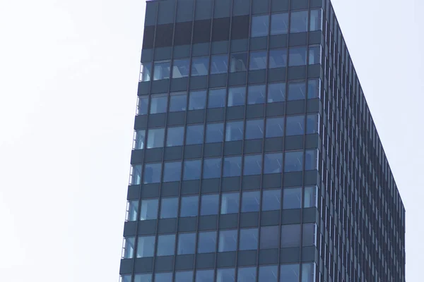 Tiro Ângulo Baixo Edifício Moderno Com Janelas Azuis Durante Dia — Fotografia de Stock