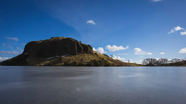 Eine Schöne Landschaft Mit Felsen Und See — Stockfoto