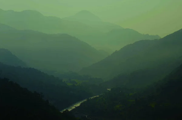 Uma Bela Silhueta Uma Paisagem Verde Com Colinas Sobrepostas Rio — Fotografia de Stock