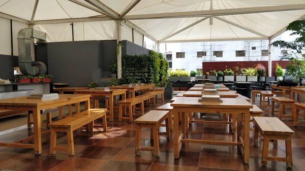 Interior Cafetería Con Sillas Madera Mesas Plantas Maceta —  Fotos de Stock