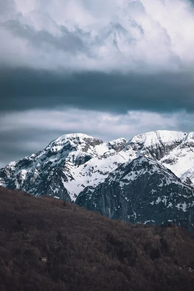 Een Verticaal Schot Van Dramatische Bewolkte Lucht Overheen Wankele Berg — Stockfoto
