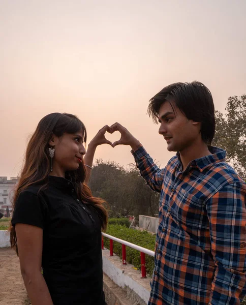 Beautiful Indian Couple Making Heart Hands Looking Each Other — 스톡 사진