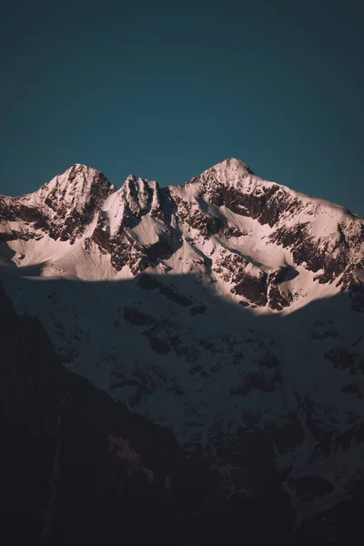 Plan Vertical Une Montagne Rocheuse Enneigée Sous Ciel Bleu — Photo